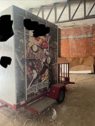 Remolque refrigerado para catering y eventos.