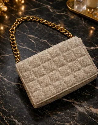 Bolso con cadena dorada