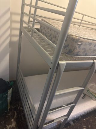 Literas de metal grises