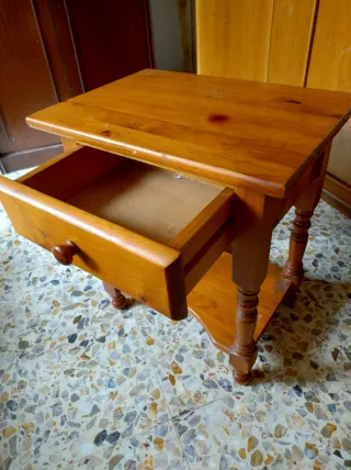 Mesilla de noche de madera con cajón