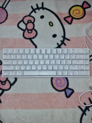 Teclado blanco con RGB azul