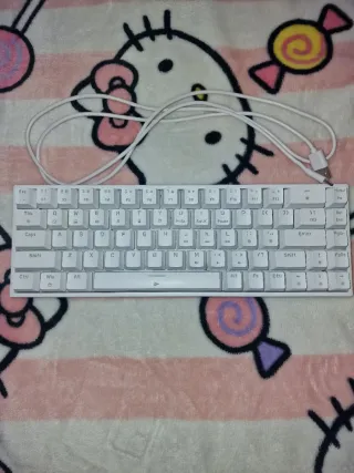 Teclado blanco con RGB azul