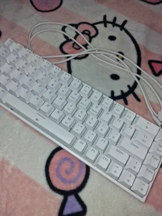 Teclado blanco con RGB azul