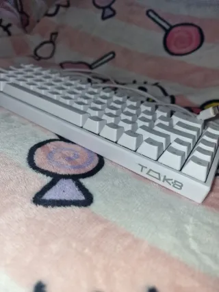 Teclado blanco con RGB azul