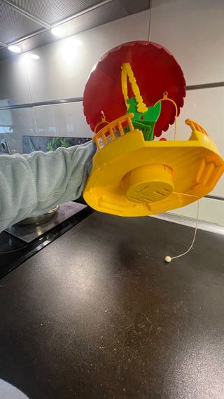 Carrusel infantil con columpios