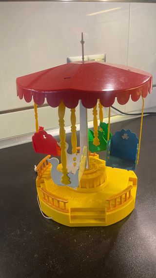 Carrusel infantil con columpios