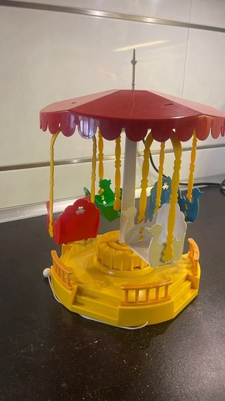 Carrusel infantil con columpios