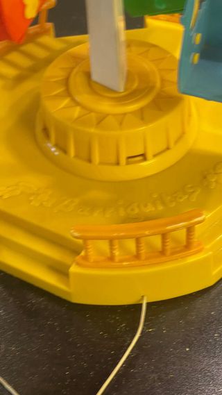 Carrusel infantil con columpios