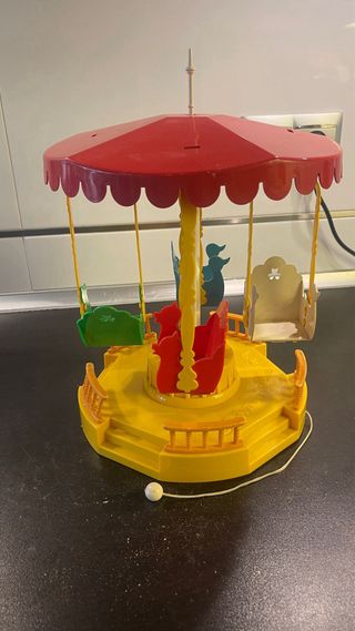 Carrusel infantil con columpios