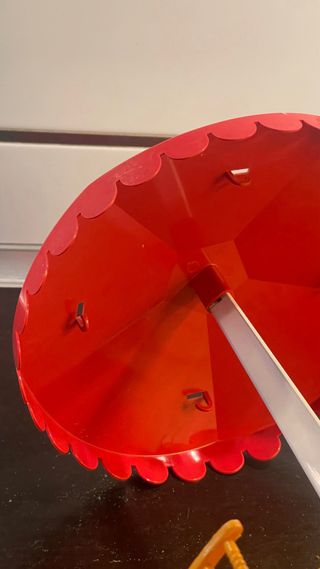 Carrusel infantil con columpios