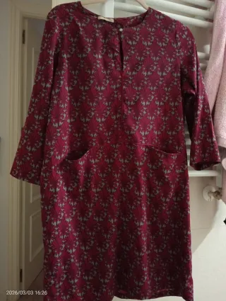 Vestido estampado burdeos y gris con cinturón