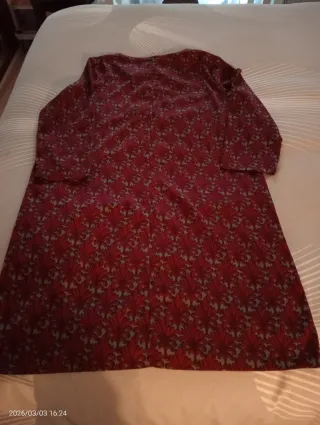 Vestido estampado burdeos y gris con cinturón