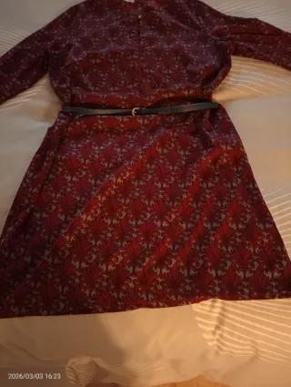 Vestido estampado burdeos y gris con cinturón