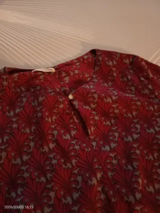 Vestido estampado burdeos y gris con cinturón