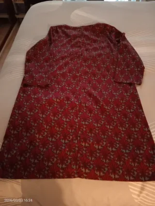 Vestido estampado burdeos y gris con cinturón