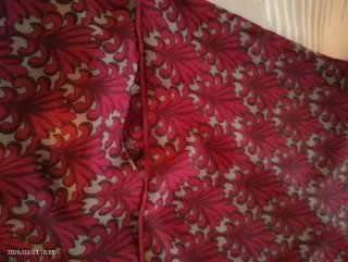 Vestido estampado burdeos y gris con cinturón