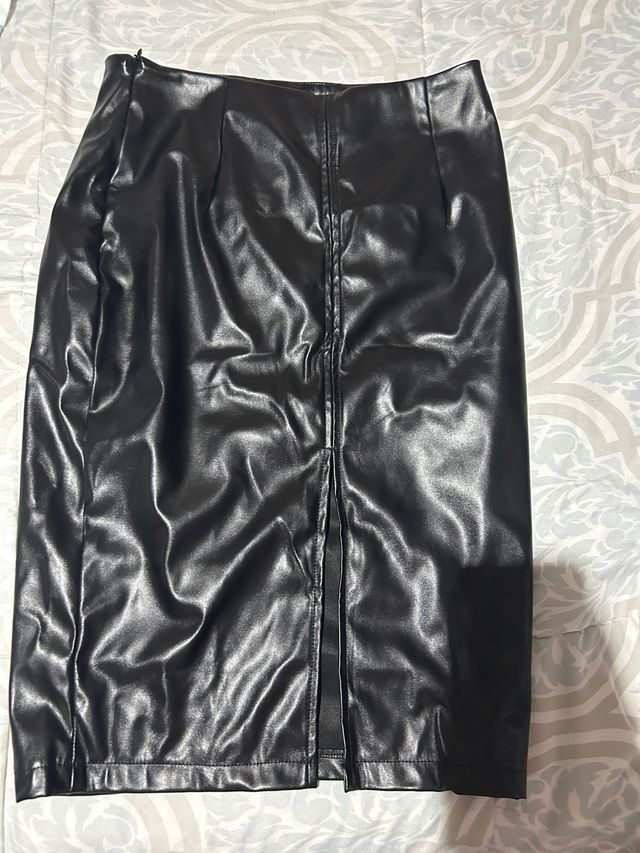 Falda de cuerina negra