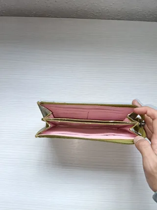 Carteras beige, verde y gris