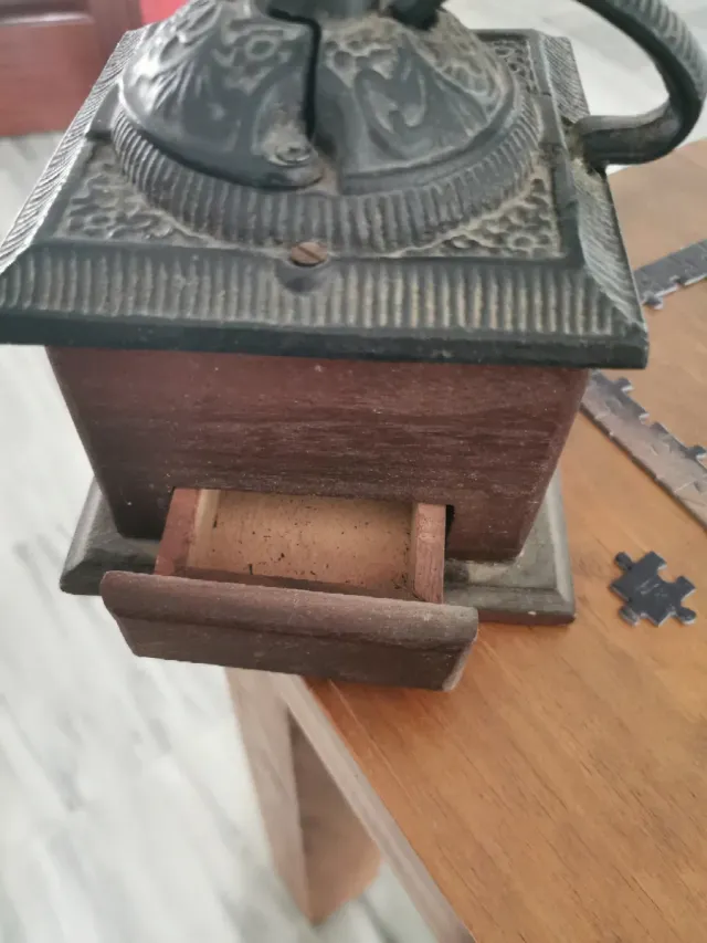 Molinillo de café vintage de madera y metal