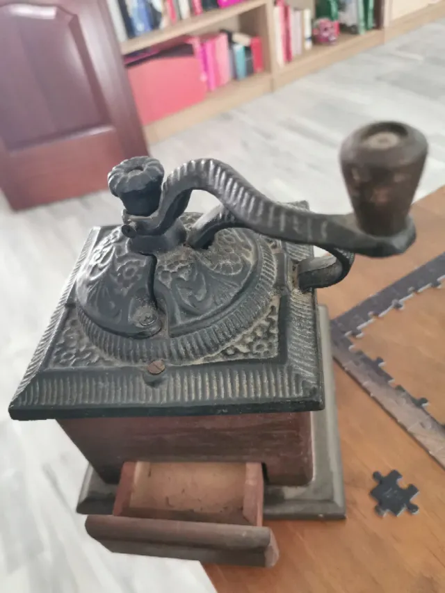 Molinillo de café vintage de madera y metal