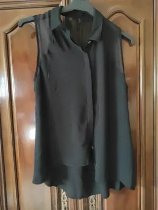 Camiseta negra sin mangas