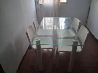 Mesa de cristal con 4 sillas