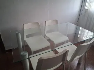 Mesa de cristal con 4 sillas