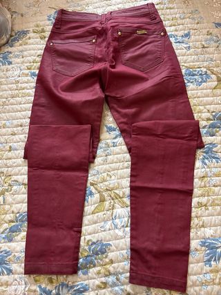 Pantalones color burdeos ajustado