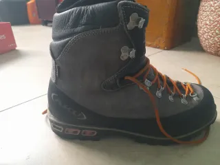 Botas de montaña AKU semirrígidas alpinismo