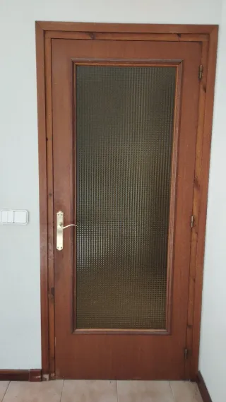 Puerta de madera con cristal