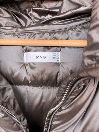 Abrigo acolchado gris metalizado con capucha Mango
