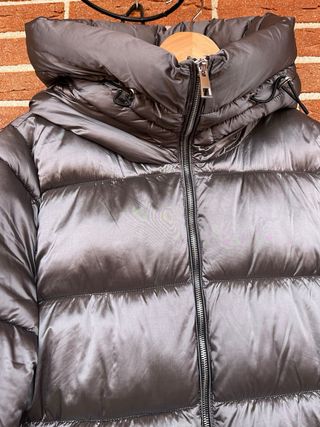 Abrigo acolchado gris metalizado con capucha Mango