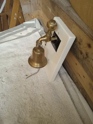 Campana de bronce con grifo