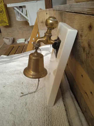 Campana de bronce con grifo