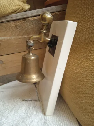 Campana de bronce con grifo