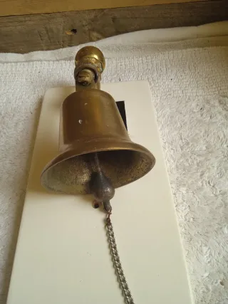 Campana de bronce con grifo