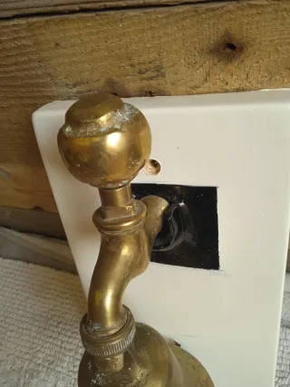 Campana de bronce con grifo