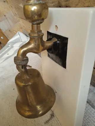 Campana de bronce con grifo