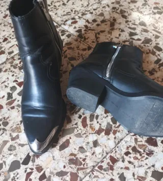 Botines piel negros punta dorada