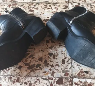 Botines piel negros punta dorada