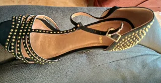 Zapatos de tacón negros y dorados