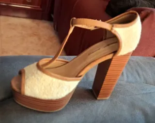 Zapatos de tacón negros y dorados