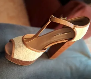 Zapatos de tacón negros y dorados