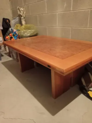 Tavolo in legno con piano decorato