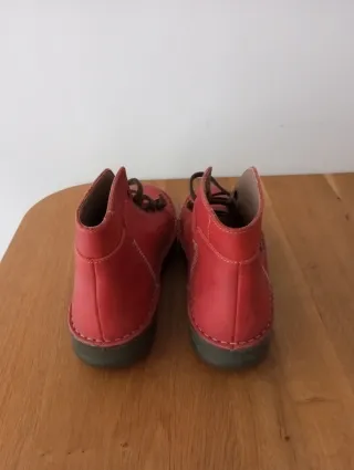 Botines rojos con cordones