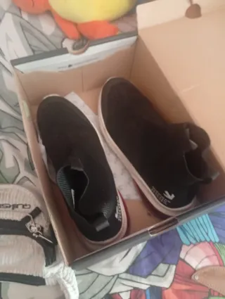 Botas de hombre negras y blancas