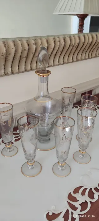 Licorera y copas de cristal dorado