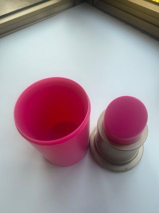 Contenitore a forma di rossetto gigante