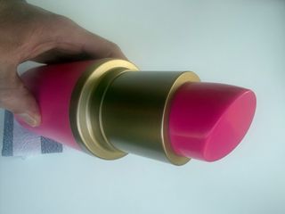 Contenitore a forma di rossetto gigante