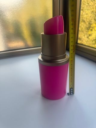 Contenitore a forma di rossetto gigante